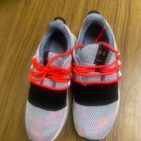 size 10 womens under armour shoes. - Picture 2 of 2